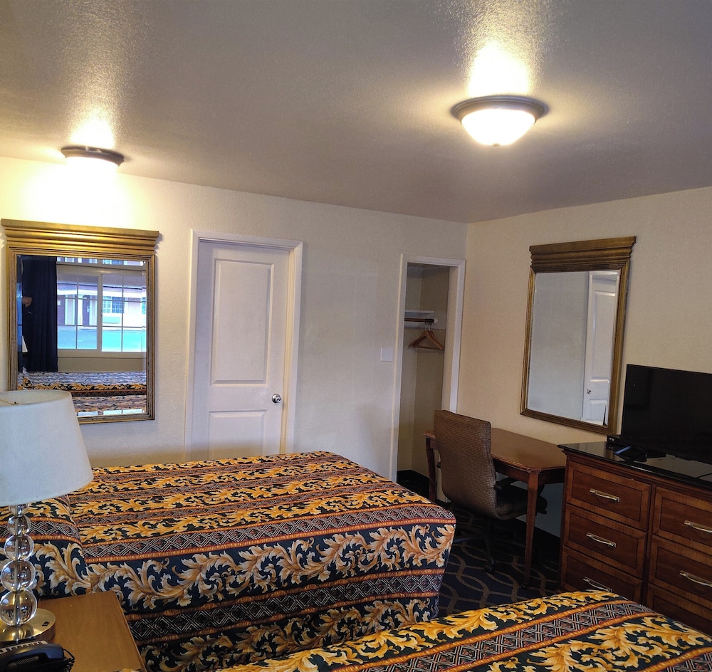 Holiday Motel Oakdale 58/66