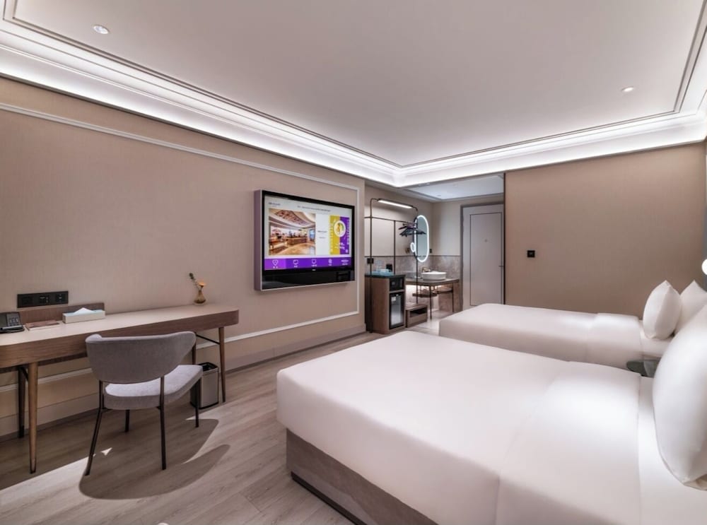 Deluxe, Twin Beds, City Side