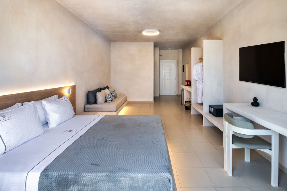 Aelia Luxury Suites 10/50