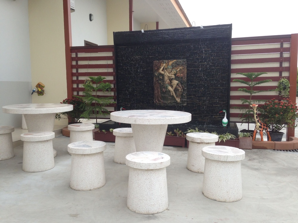 Friend's House Resort 6/45