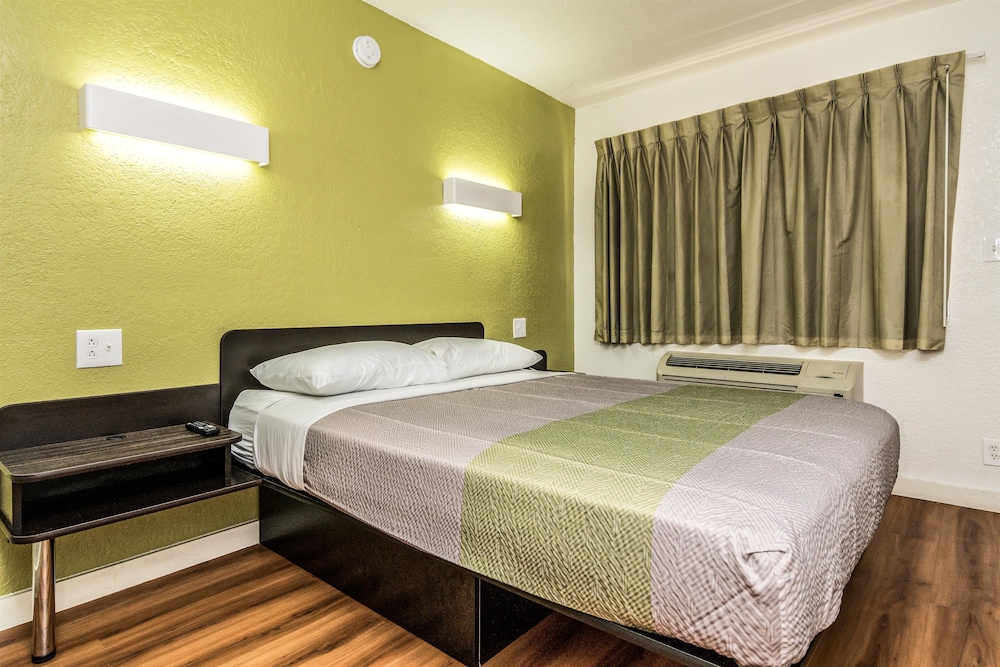 STANDARD, QUEEN BED, SMOKING, ACCESSIBLE