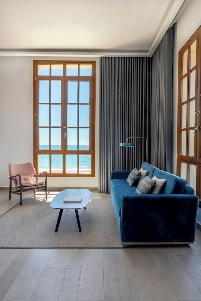 Junior Suite, King Bed, Beach Front, Le Meridien Ra Beach Hotel And Spa 5/7