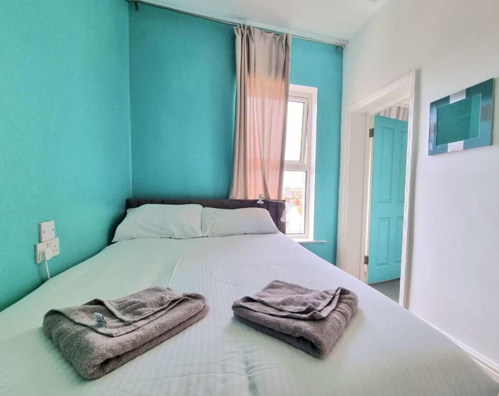 ROOM, DOUBLE OR TWIN BED