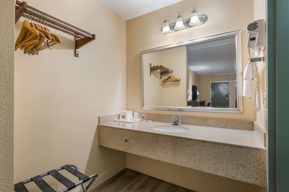 Econo Lodge Cullman South 6/25