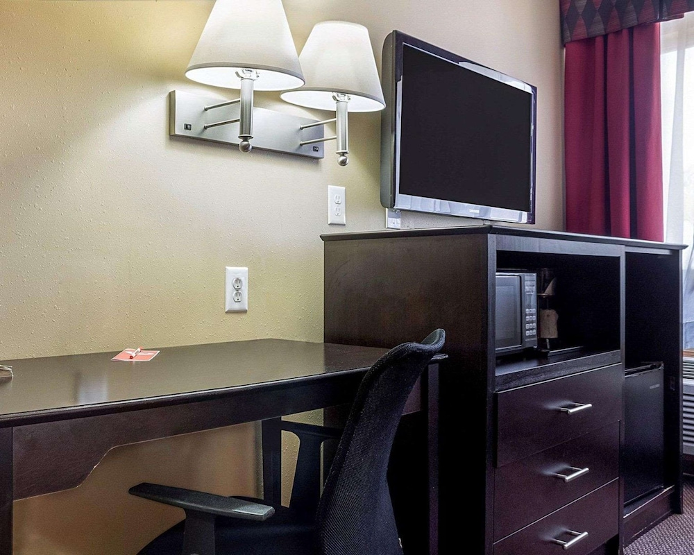 Econo Lodge Jamestown, ND 18/24