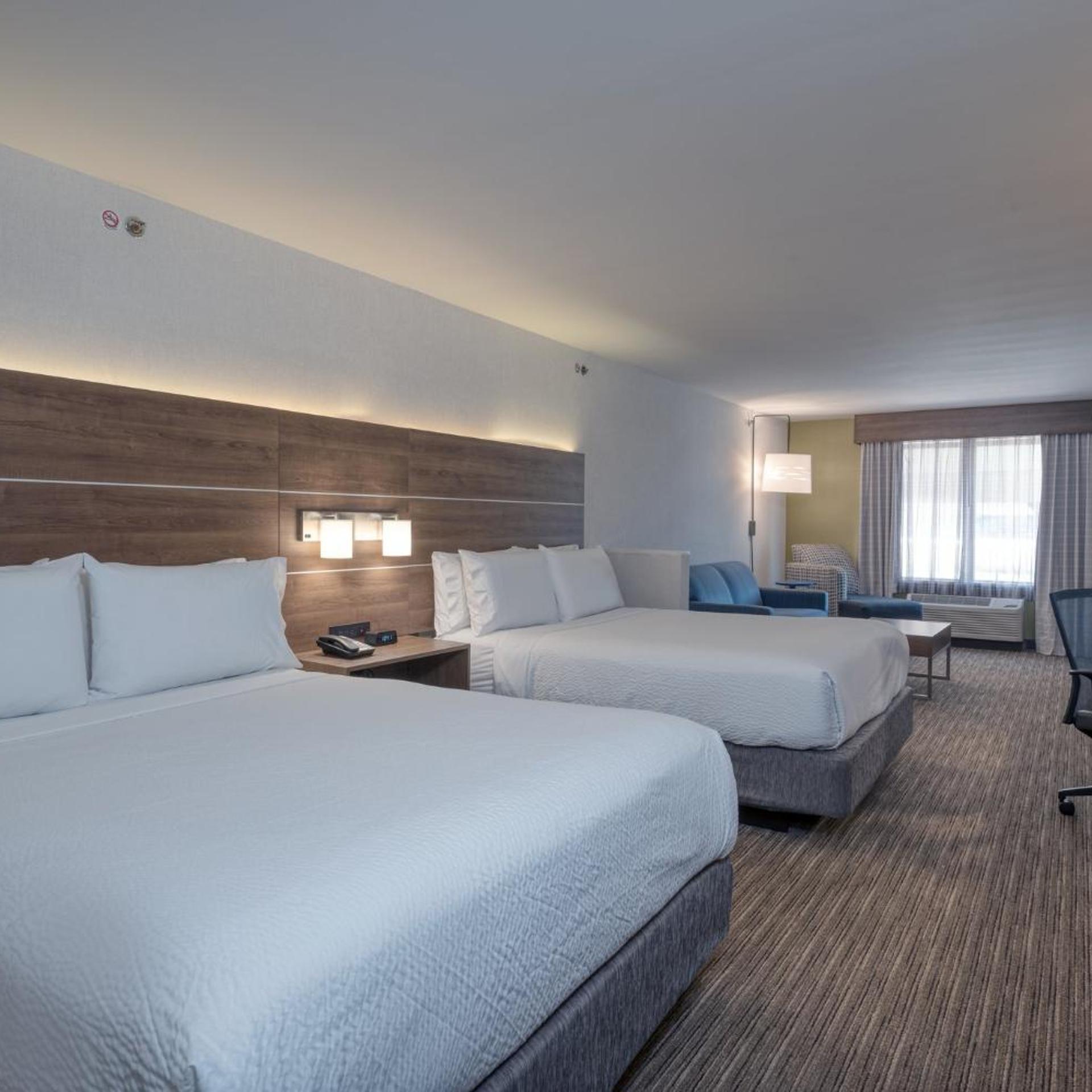 Suite, 2 Queen Beds, Living Area