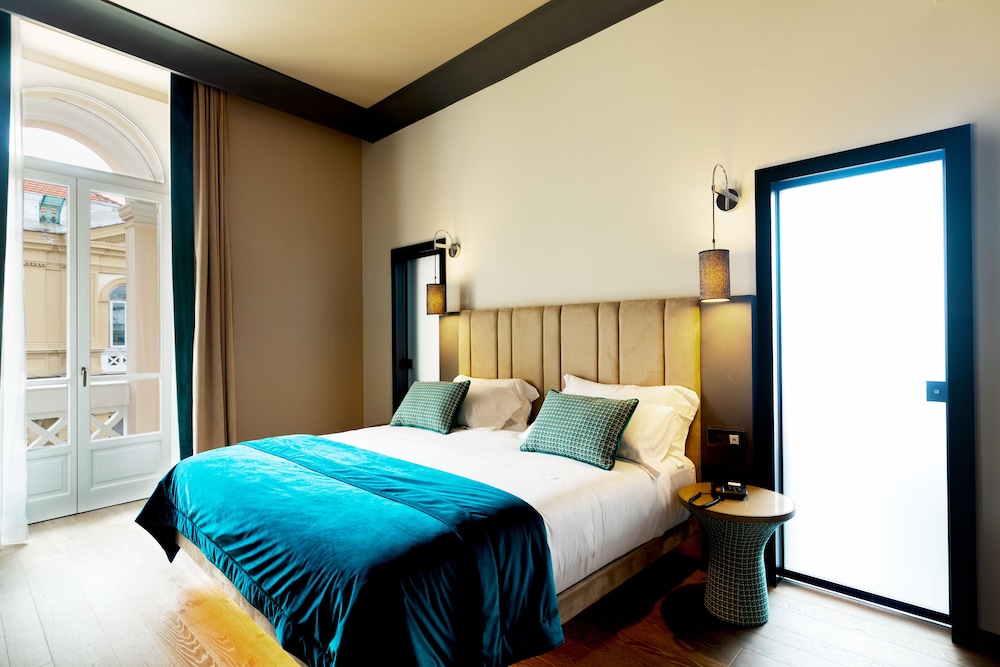 SUITE, QUEEN BED, CITY VIEW, SOFA, BATHTUB