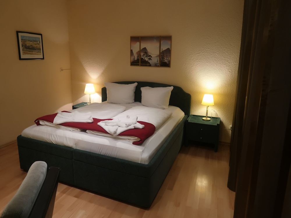 ROOM, QUADRUPLE