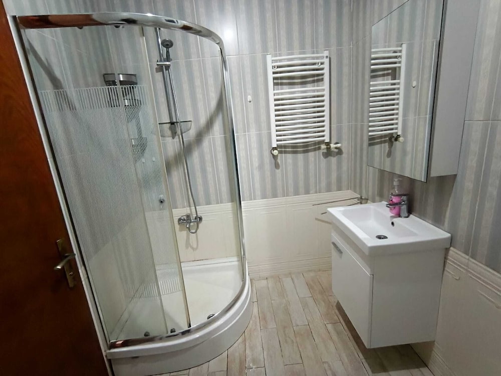 Royal Garden Suite Hotel 43/45
