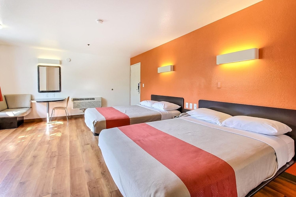 Motel6 Sunnyvale, CA - North 19/60
