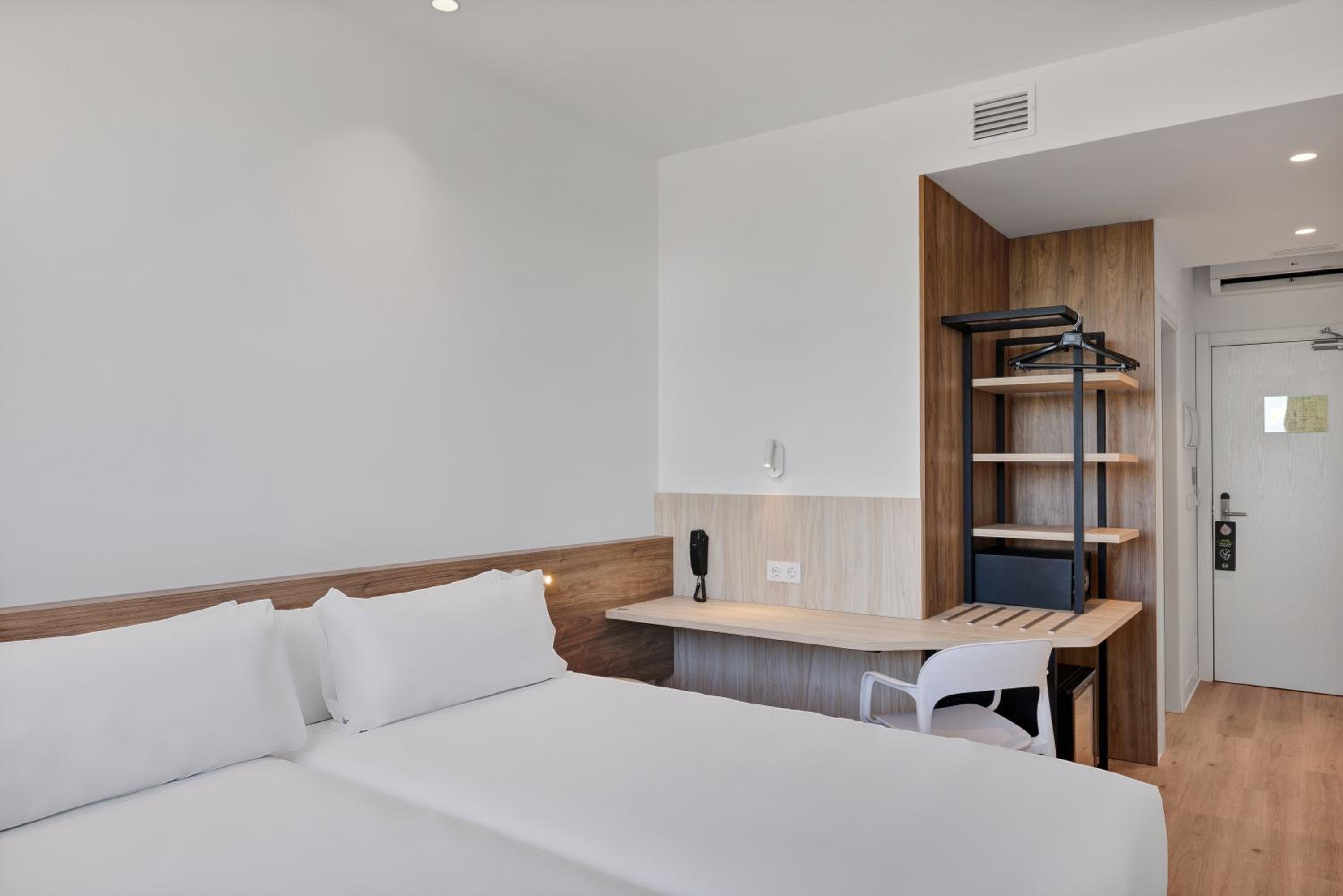 ROOM, TWIN BEDS