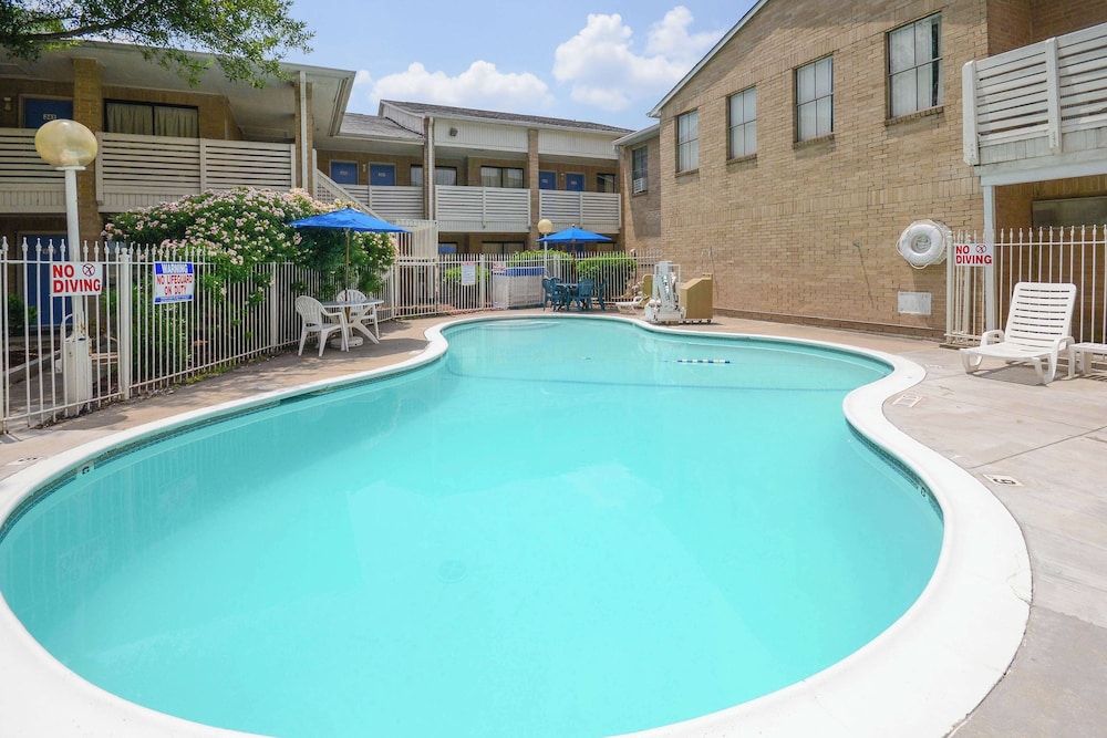 Motel6 Baytown, TX - Baytown East 51/63