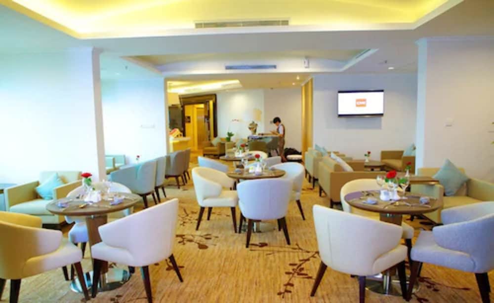 Menara Peninsula Hotel 37/46