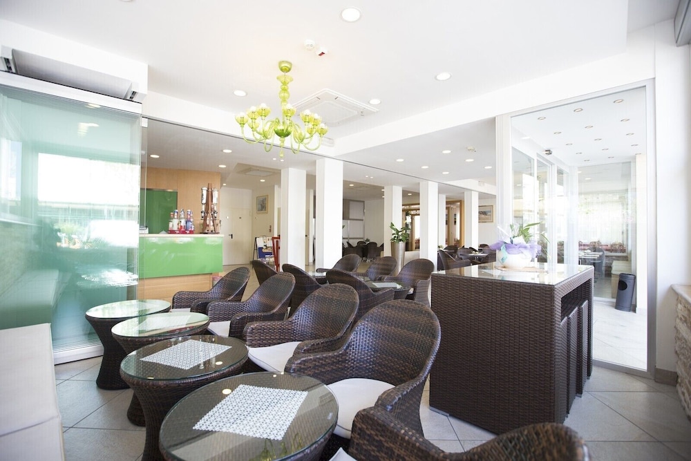 Desiree Hotel 19/25