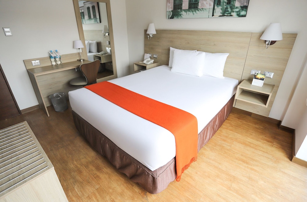 SUPERIOR, QUEEN BED