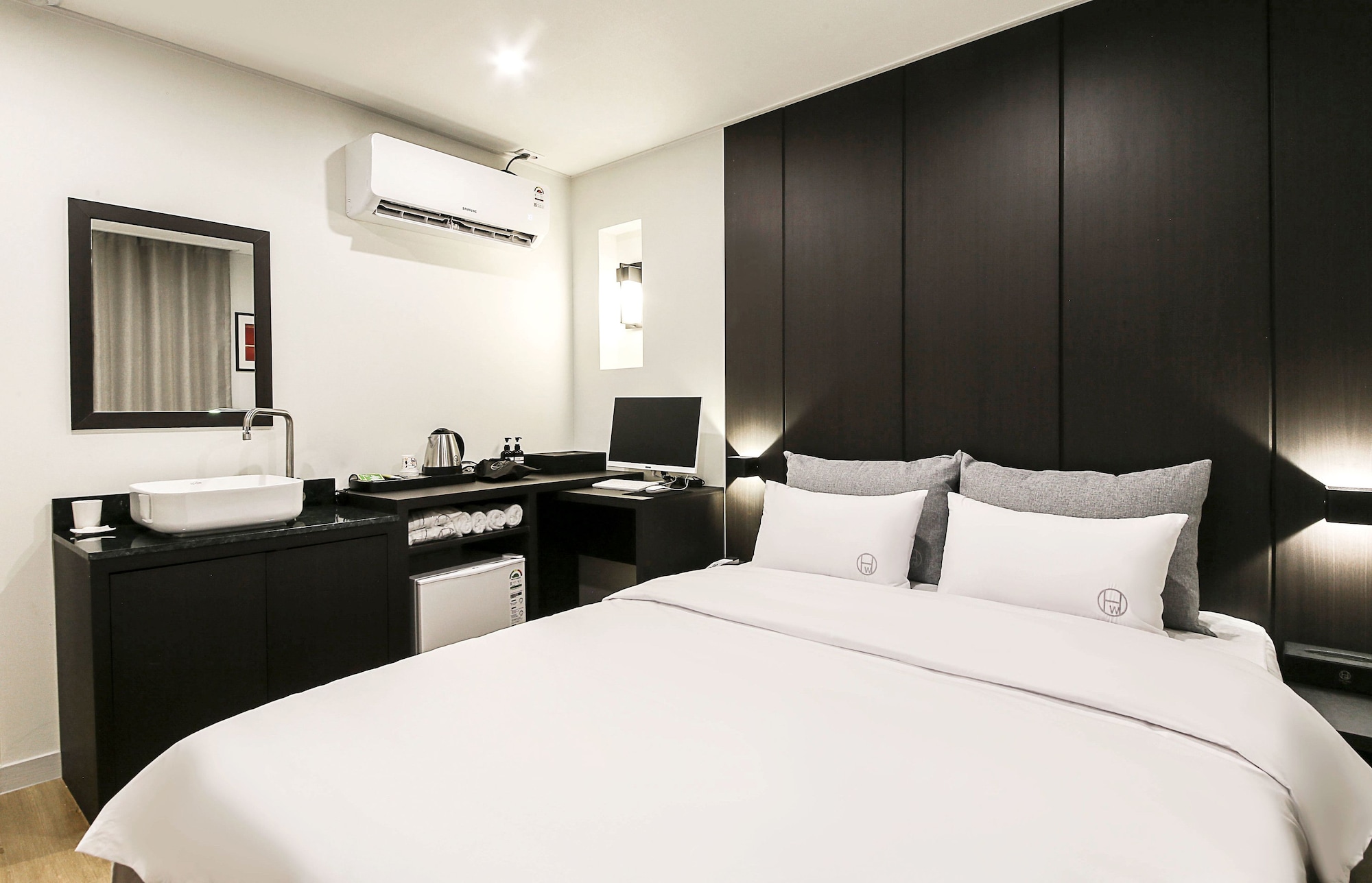 DELUXE, QUEEN BED, SMOKING