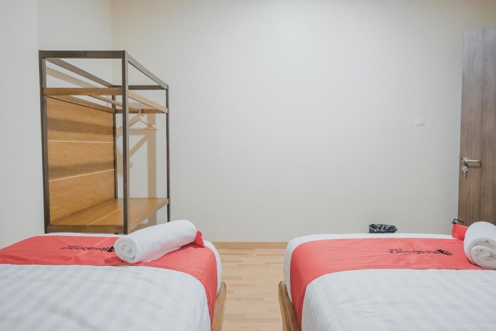 RedDoorz Plus near Soekarno Hatta Airport 2 13/30