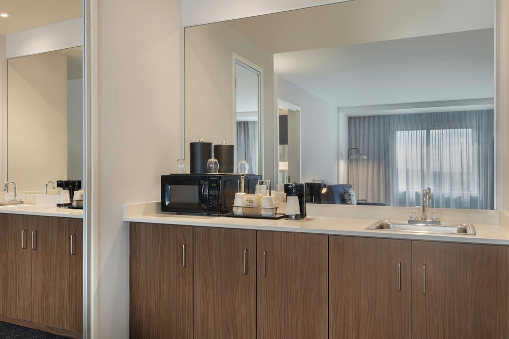 1 Bedroom, Suite, King Bed, Sofa, Balcony, Accessible 7/7
