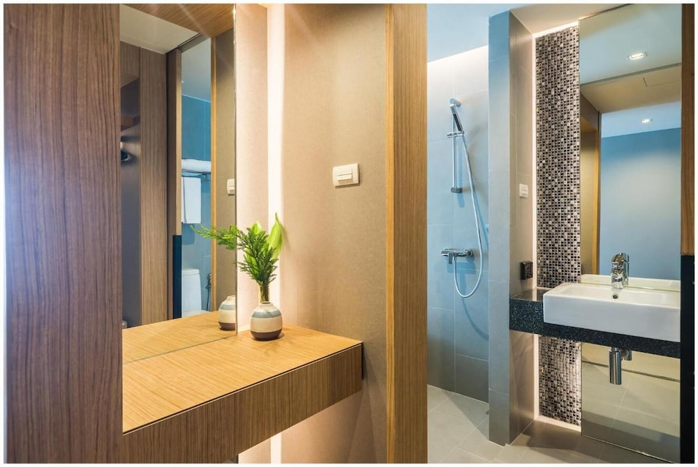 Sea Me Spring Tree Hotel 42/43