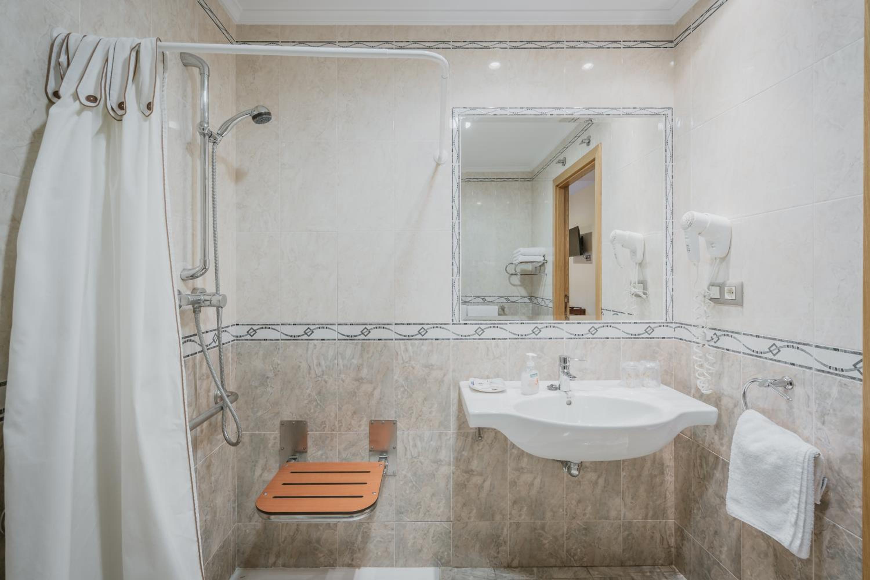Hotel Reina Isabel 51/57