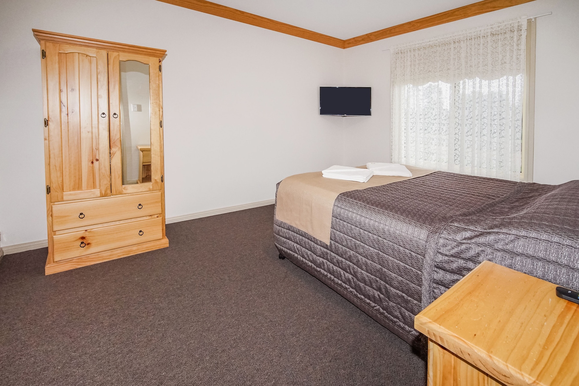 Executive, Suite, 1 Single and 2 Queen Beds، Black Gold Country Cabins & Motel 2/3