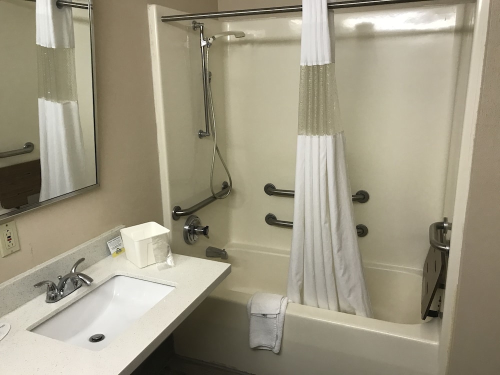 Days Inn by Wyndham Hillsboro 8/24