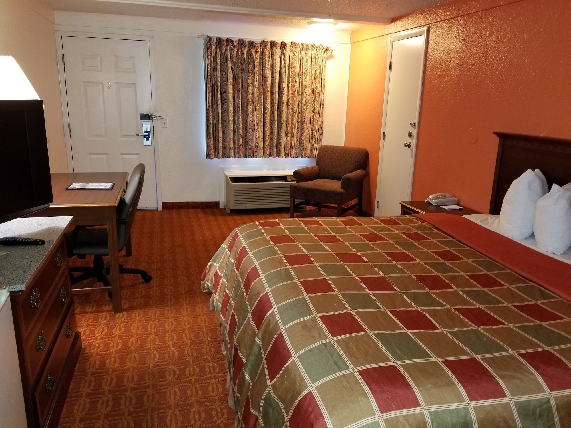 غرفة قياسية بسرير كينج لذوي الإعاقة، Rodeway Inn Auburn Hills - Detroit 8/10