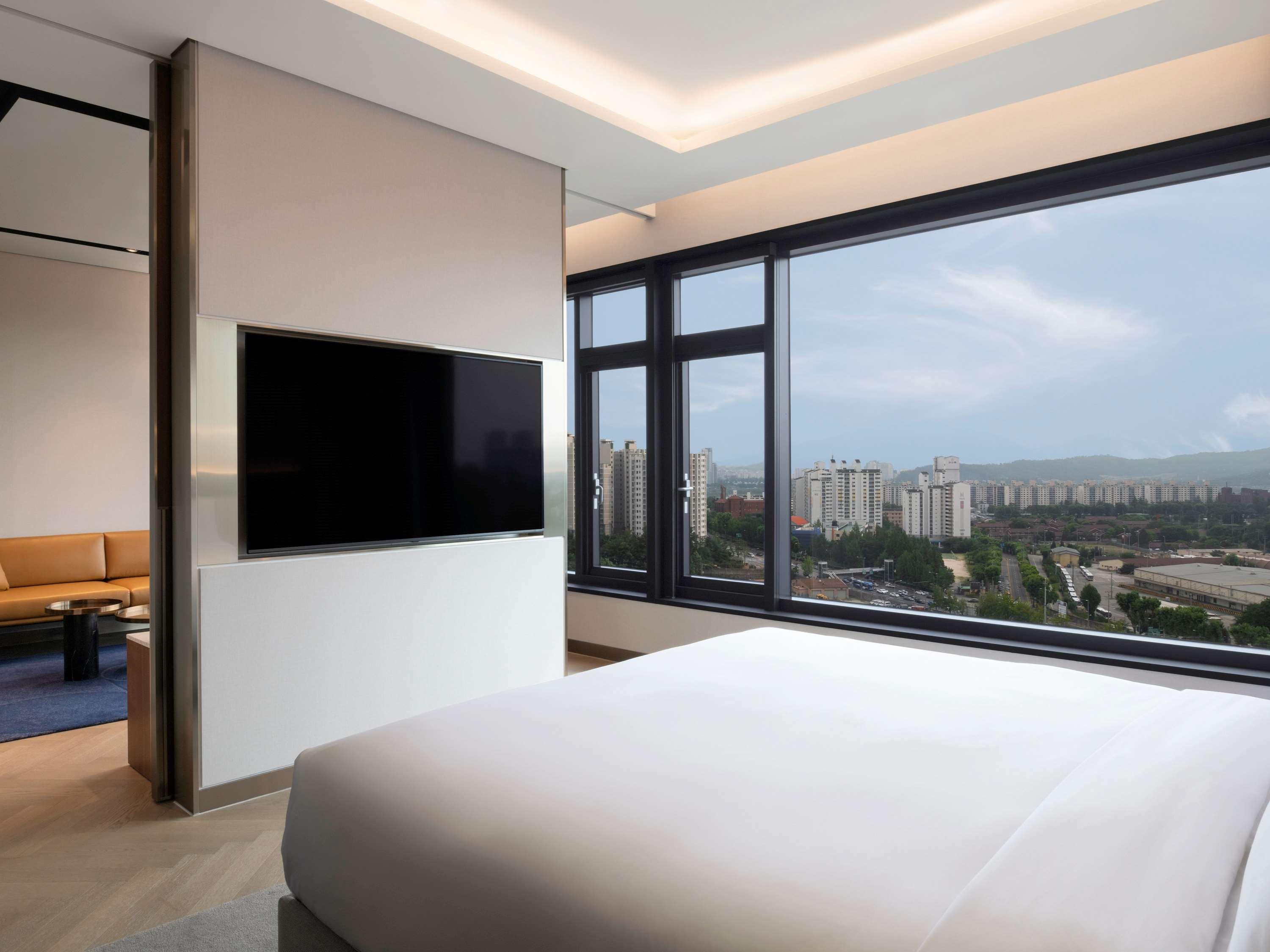 Pinnacle, Suite