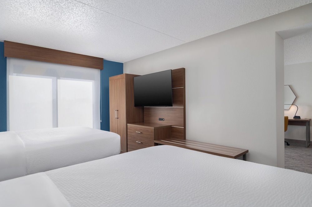 جناح بسريرين كوين مع أريكة، Holiday Inn Express Hotel Suites Bentonville 3/6