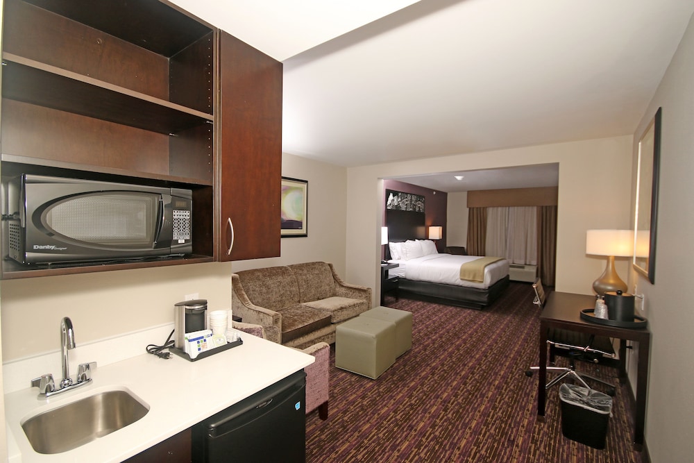 Holiday Inn Express And Suites Charlotte North 48/49