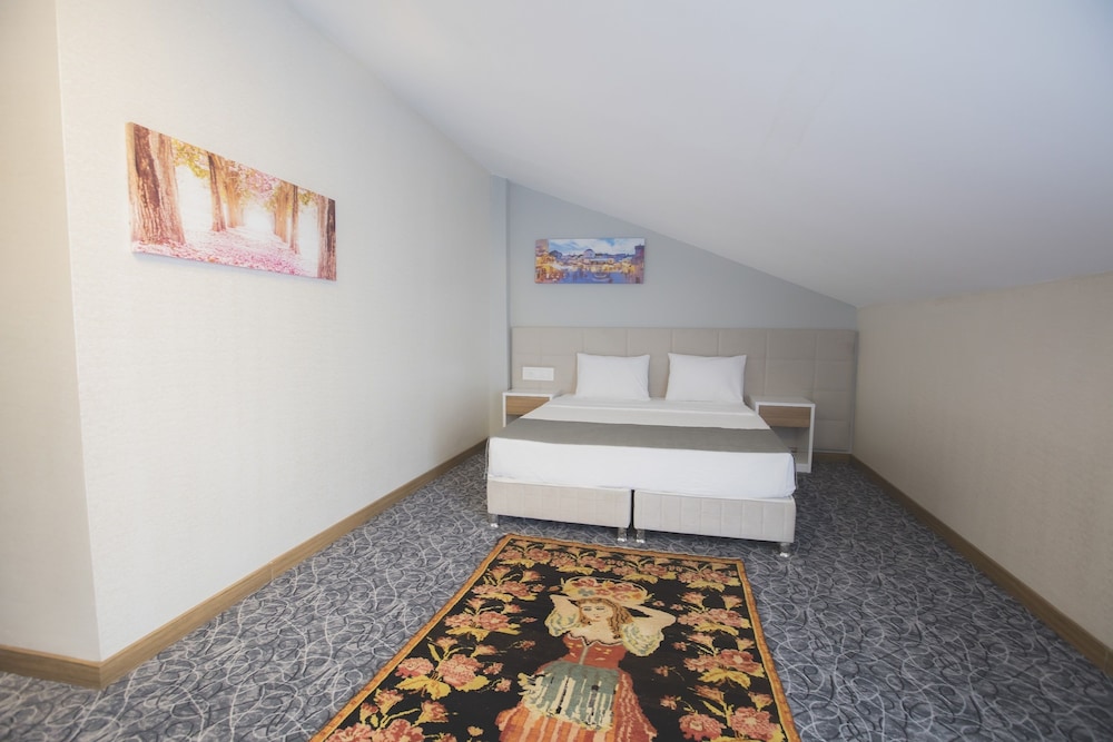 ROYAL INCI AIRPORT HOTEL 12/67