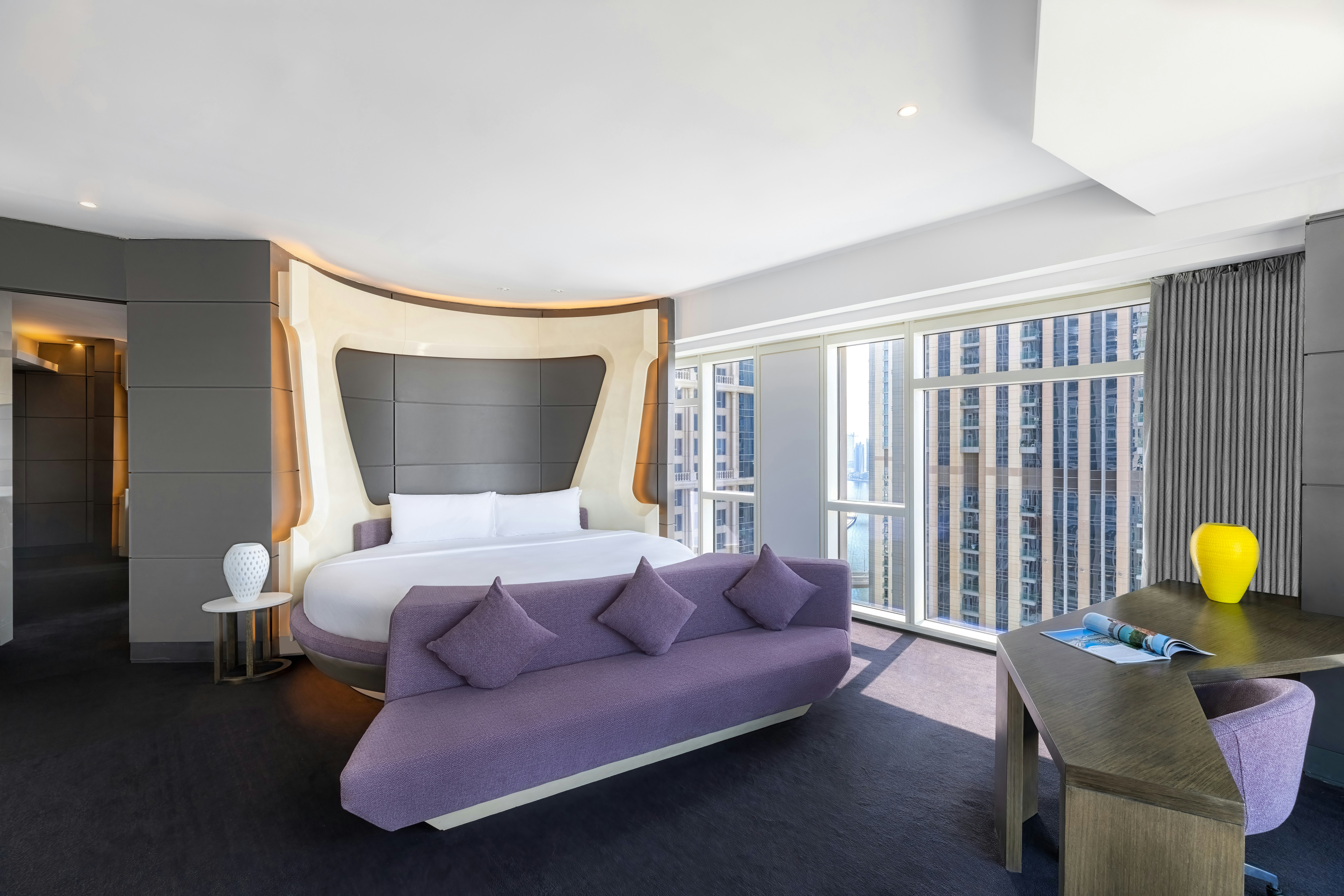 V Suite, Round Bed