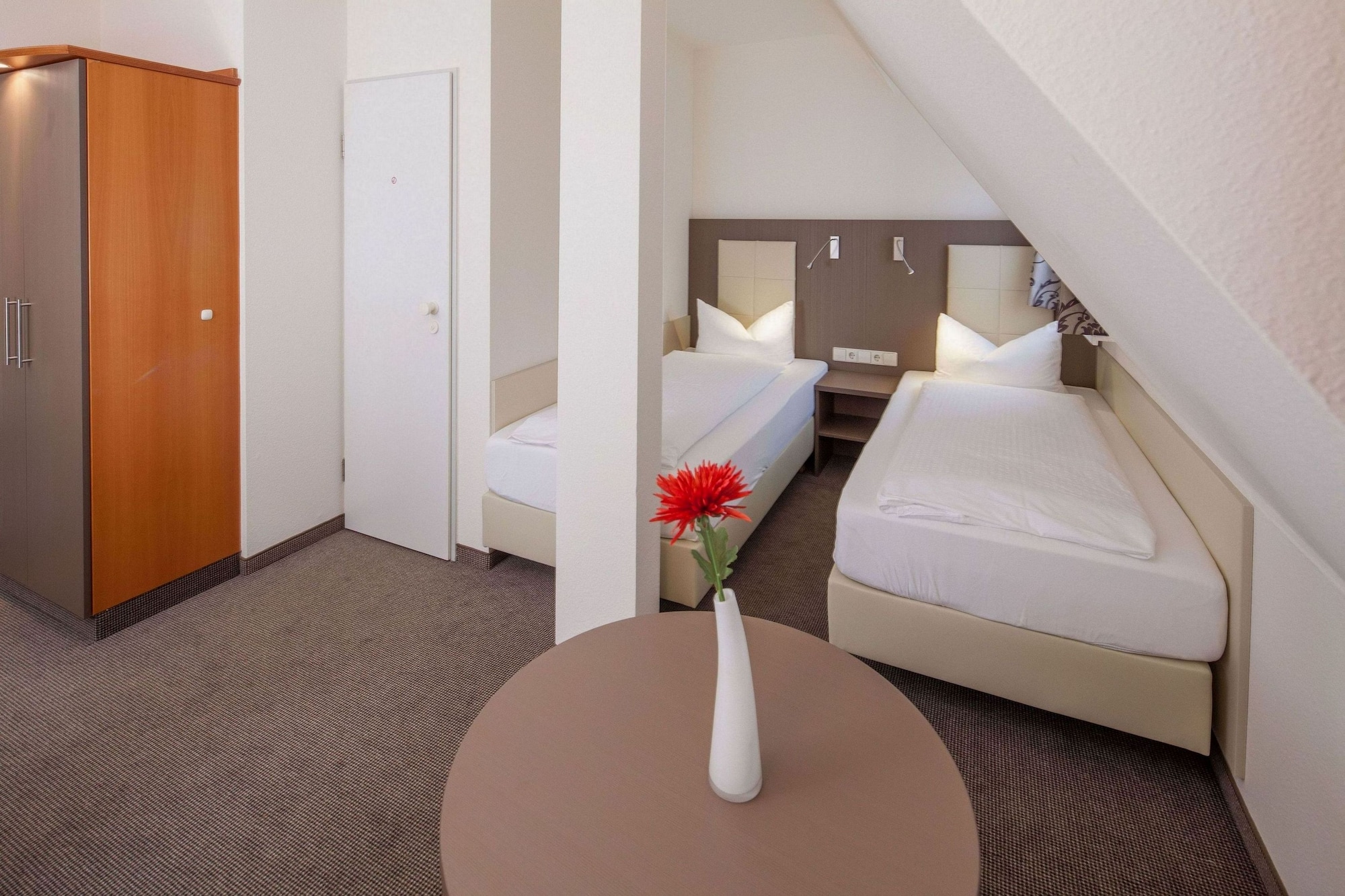 ECONOMY, TWIN BEDS