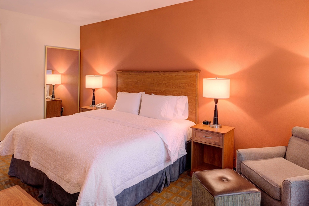 Hampton Inn Suites Ontario 16/60
