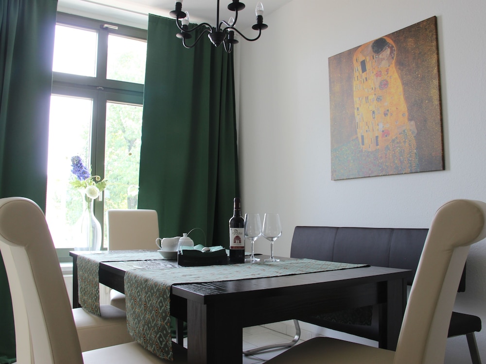 Leon Suite Apartments 43/50