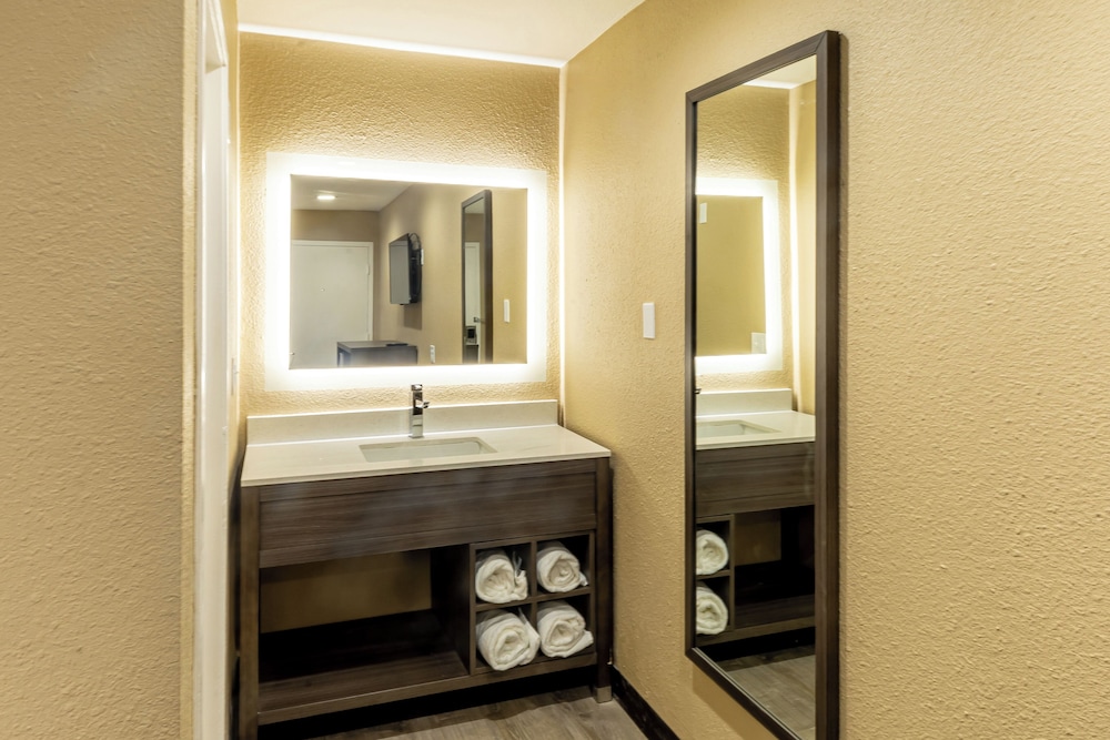 Super 8 by Wyndham Big Spring 27/28