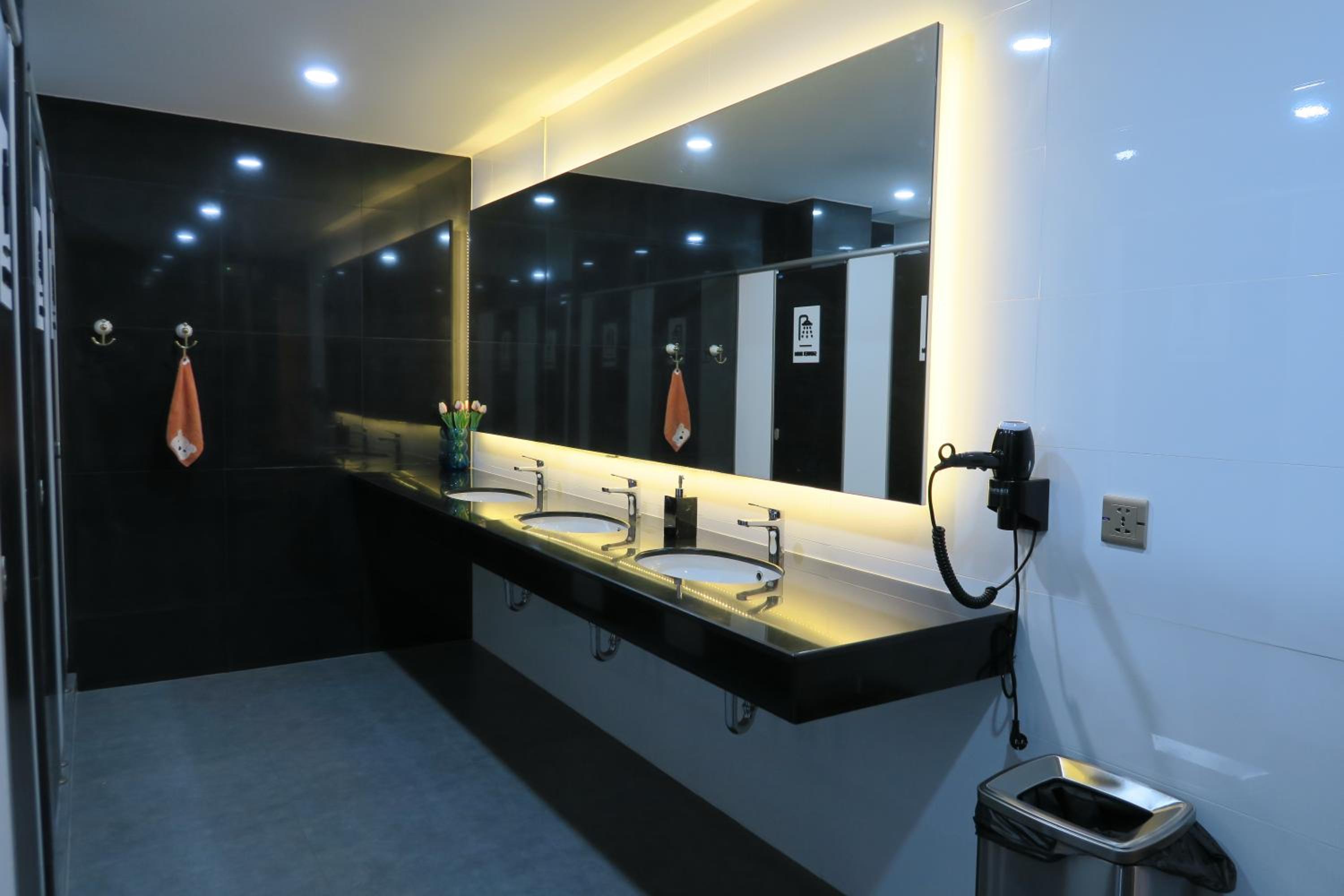 غرفة بسريرين منفصلين بحمام مشترك، The Mira Hotel Chiang Rai 9/10