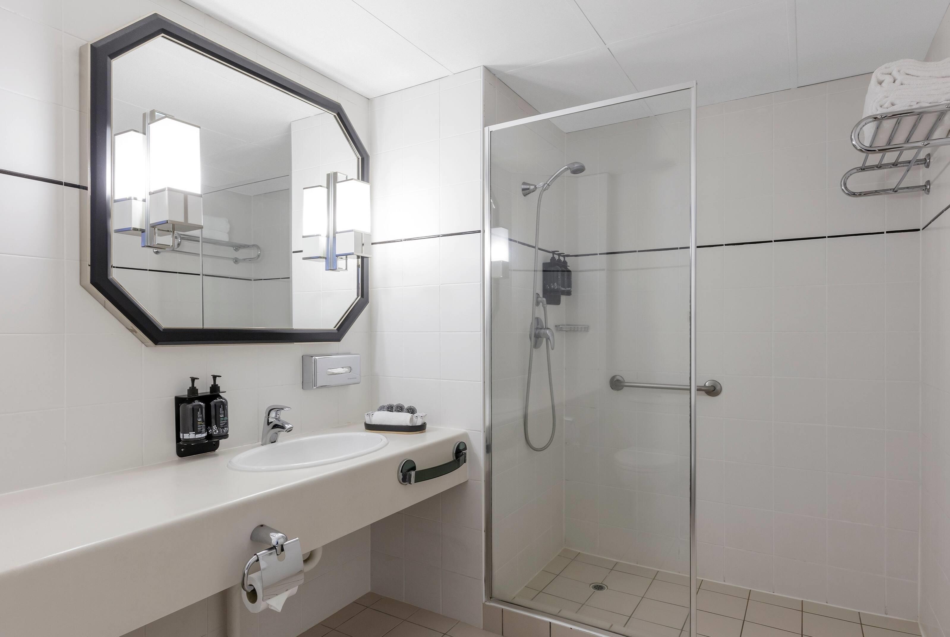 Boardroom, Suite, King Bed، Ramada by Wyndham Diplomat Canberra 4/4