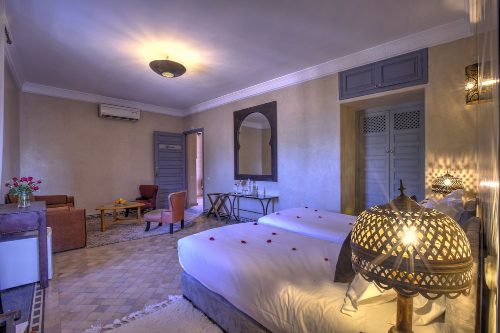 DELUXE, DOUBLE OR TWIN BED