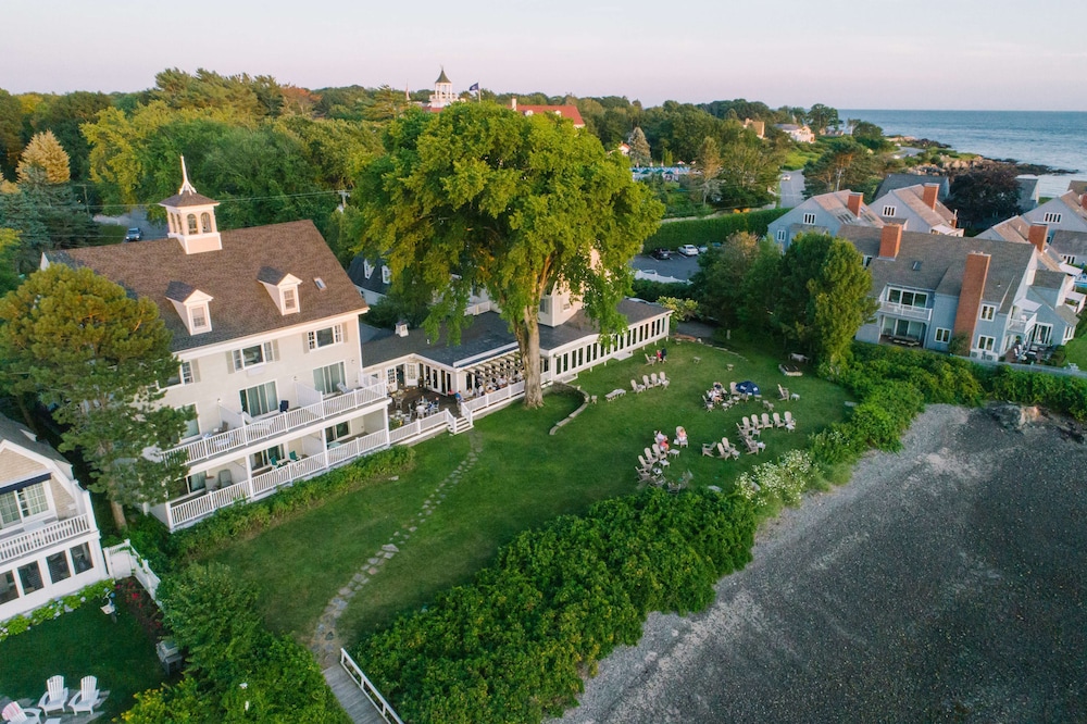 The Breakwater Inn and Spa 43/47