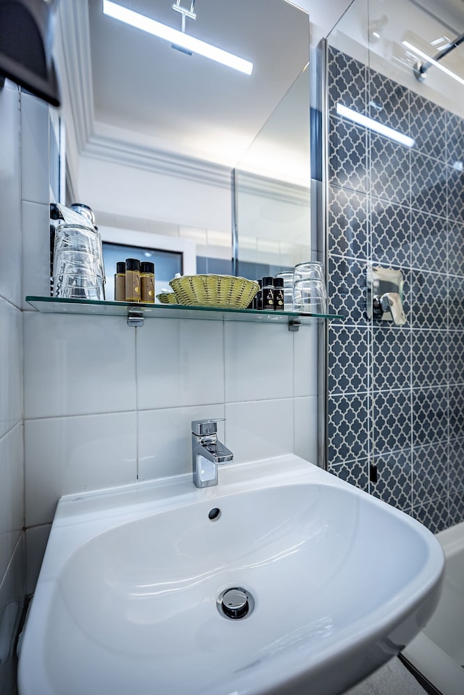 غرفة رباعية بسرير كوين وسريرين منفصلين، Hotel Alessandra 7/10