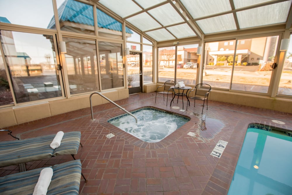 Econo Lodge Inn and Suites Joplin MO 2/42