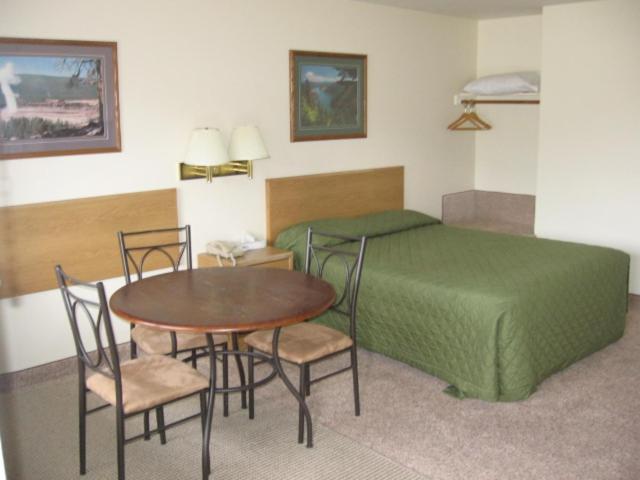 Little Bear Motel 16/43