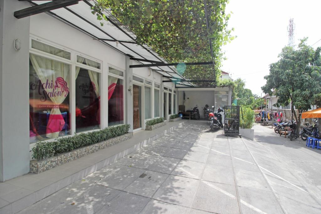 RedDoorz near Solo Balapan Station 13/18