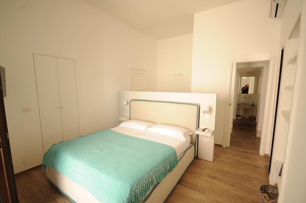 Suite Home Trani 15/50