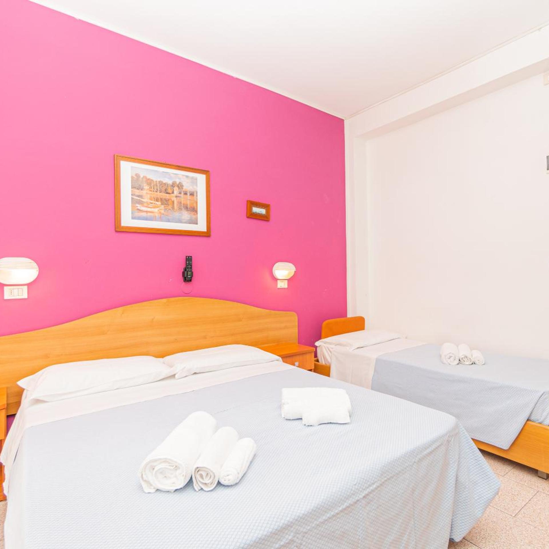 غرفة ثلاثية، Arlino Hotel 4/8