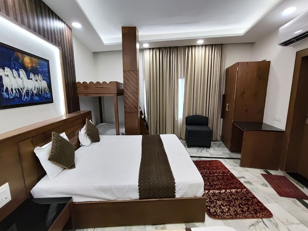 جناح عائلي بسرير كوين وسرير فردي وسرير بطابقين، Muskan Hotel 3/4