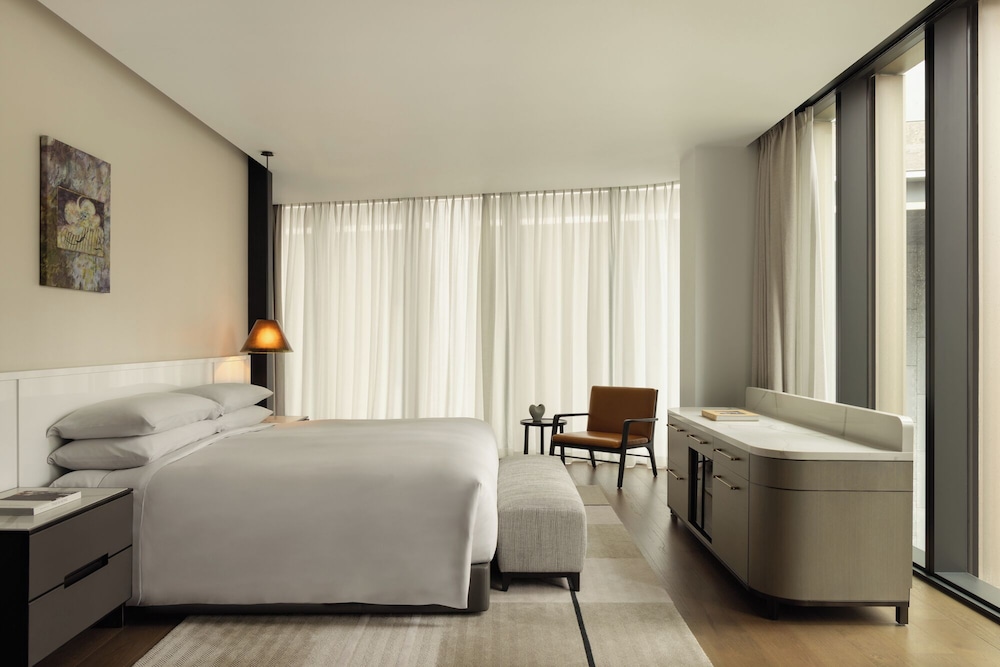 Skyline, King Bed