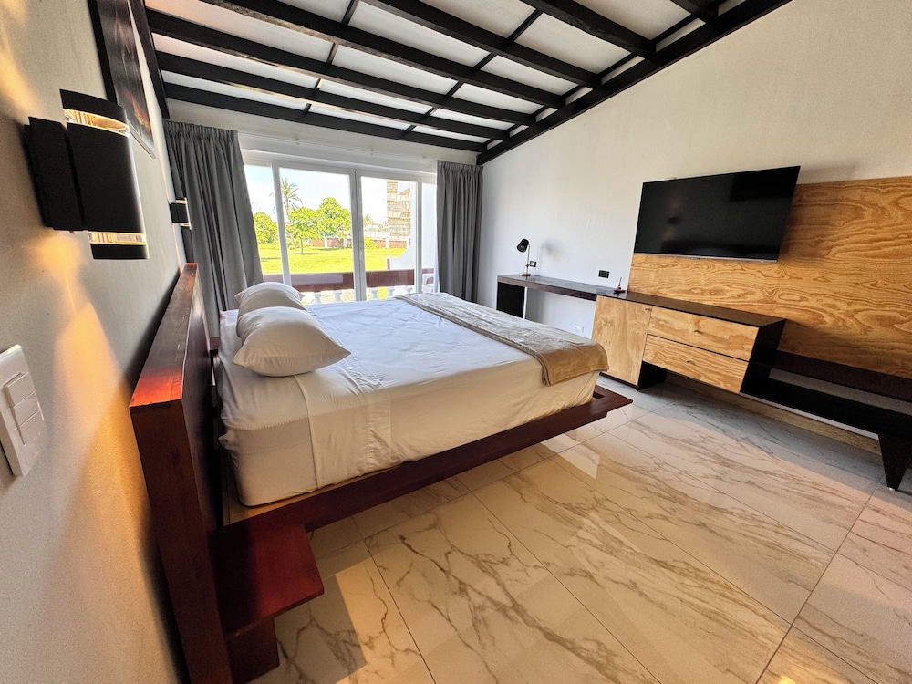Deluxe, Triple, King Bed, Murphy Bed، Hotel Tesoro Beach 4/8