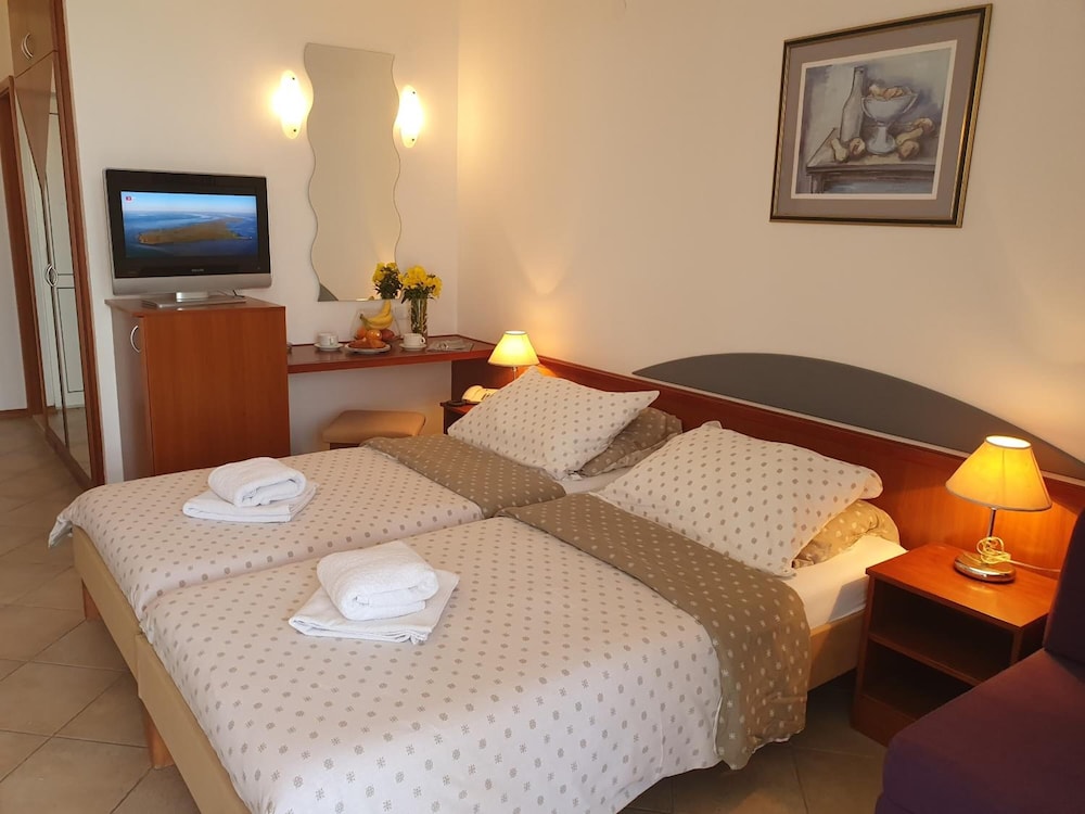 BRZET HOTEL OMIS 18/50
